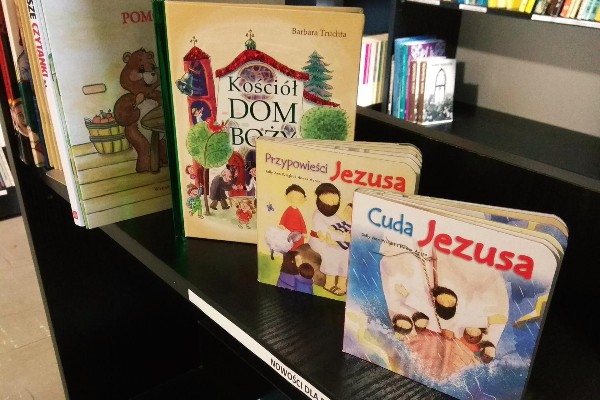 Nowo zakupione książki dla dzieci w Bibliotece Parafialnej